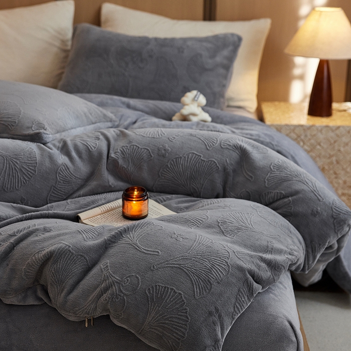 91家纺网 家纺一手货源 找家纺 眠博士 2025新款浮雕款烂花牛奶绒加厚保暖莱伊和赛纳四件套 浮雕款-赛纳雅灰
