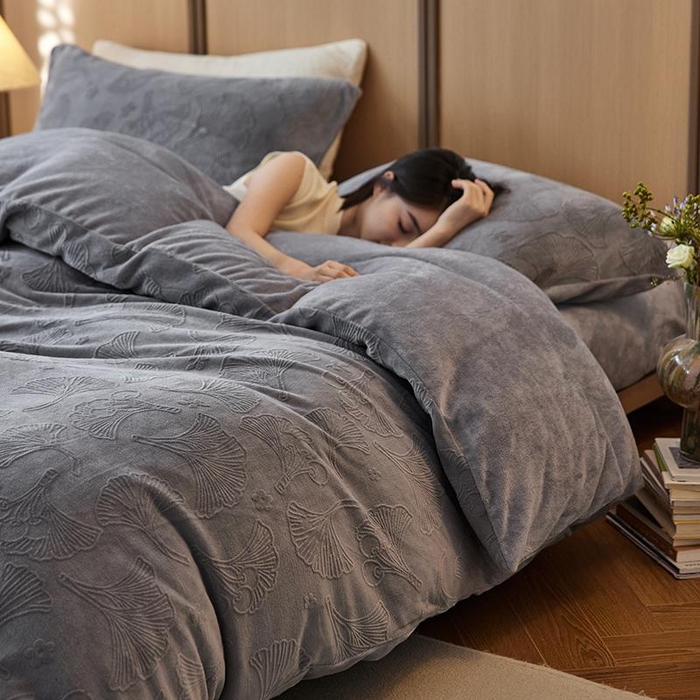 眠博士 2025新款浮雕款烂花牛奶绒加厚保暖莱伊和赛纳四件套 浮雕款-赛纳雅灰