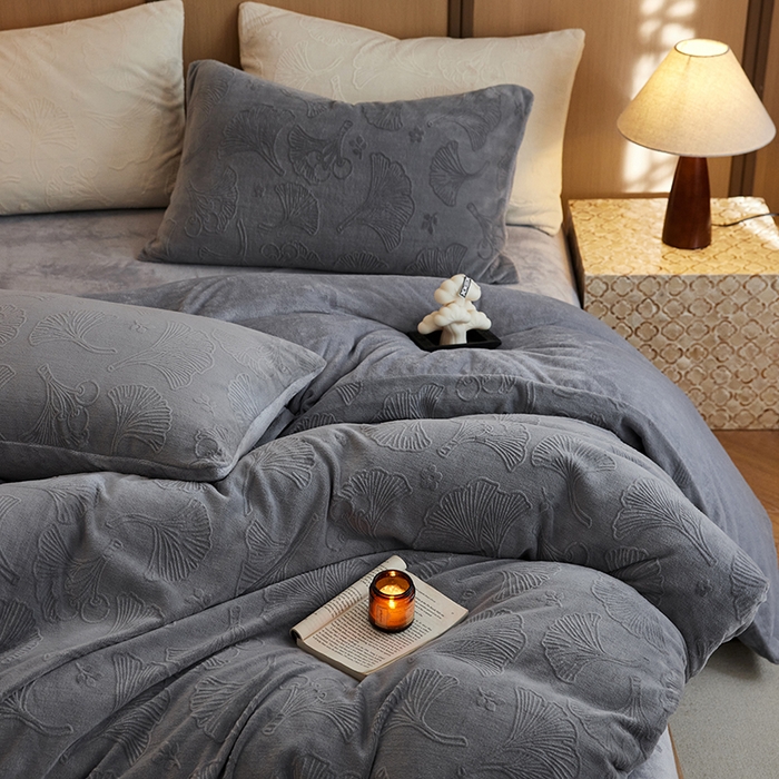 91家纺网 家纺一手货源 找家纺 眠博士 2025新款浮雕款烂花牛奶绒加厚保暖莱伊和赛纳四件套 浮雕款-赛纳雅灰