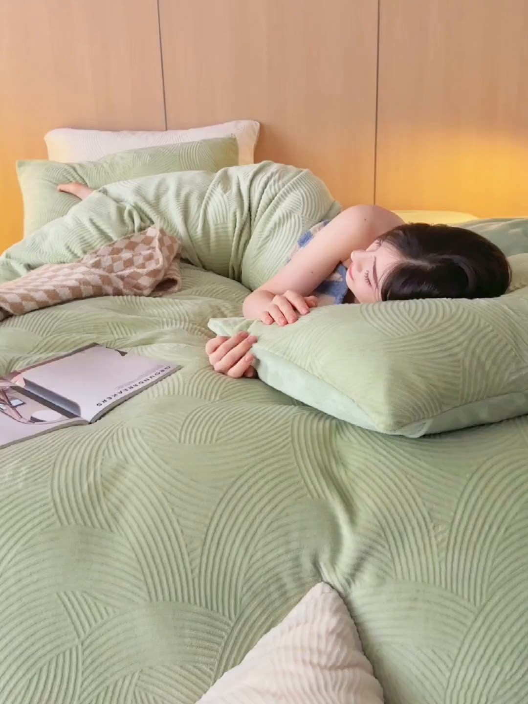 91家纺网 家纺一手货源 找家纺 眠博士 2025新款浮雕款烂花牛奶绒加厚保暖莱伊和赛纳四件套 浮雕款-莱伊浅绿