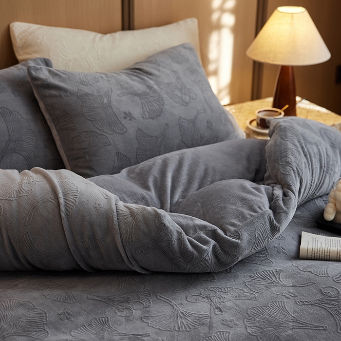 91家纺网 家纺一手货源 找家纺 眠博士 2025新款浮雕款烂花牛奶绒加厚保暖莱伊和赛纳四件套 浮雕款-赛纳雅灰