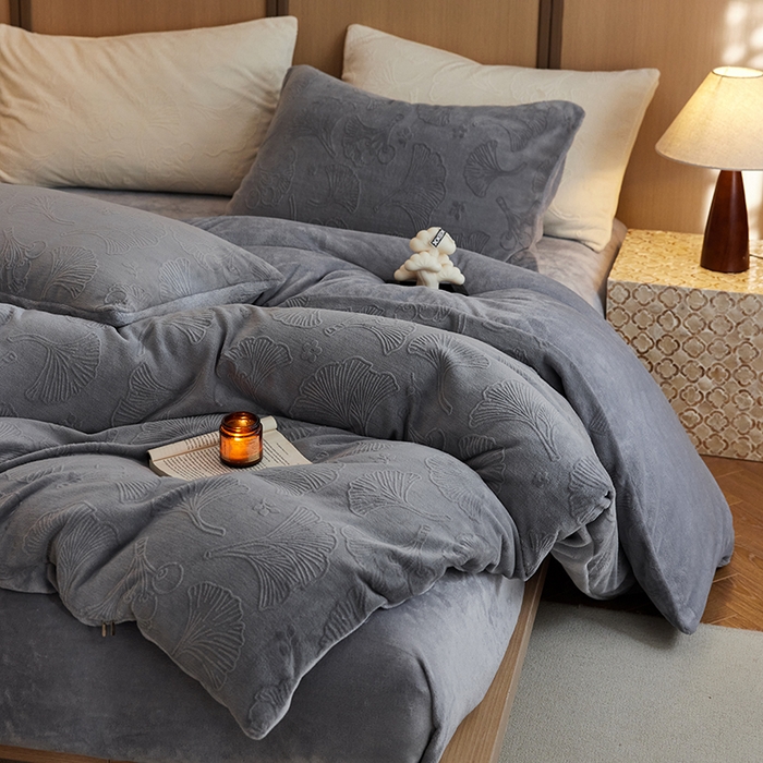 91家纺网 家纺一手货源 找家纺 眠博士 2025新款浮雕款烂花牛奶绒加厚保暖莱伊和赛纳四件套 浮雕款-赛纳雅灰