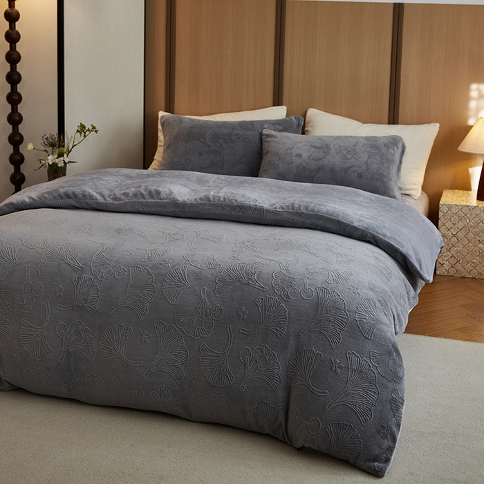 91家纺网 家纺一手货源 找家纺 眠博士 2025新款浮雕款烂花牛奶绒加厚保暖莱伊和赛纳四件套 浮雕款-赛纳雅灰