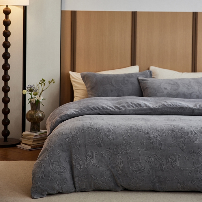 91家纺网 家纺一手货源 找家纺 眠博士 2025新款浮雕款烂花牛奶绒加厚保暖莱伊和赛纳四件套 浮雕款-赛纳雅灰