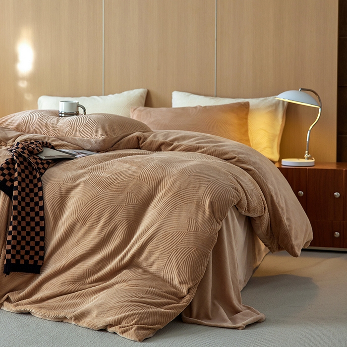 91家纺网 家纺一手货源 找家纺 （总）眠博士 2025新款浮雕款烂花牛奶绒加厚保暖莱伊和赛纳四件套