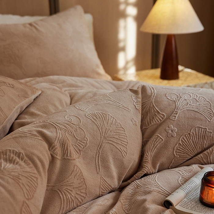 91家纺网 家纺一手货源 找家纺 眠博士 2025新款浮雕款烂花牛奶绒加厚保暖莱伊和赛纳四件套 浮雕款-赛纳咖