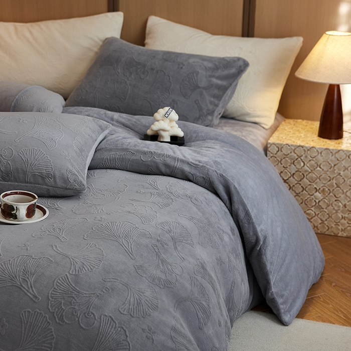91家纺网 家纺一手货源 找家纺 眠博士 2025新款浮雕款烂花牛奶绒加厚保暖莱伊和赛纳四件套 浮雕款-赛纳雅灰