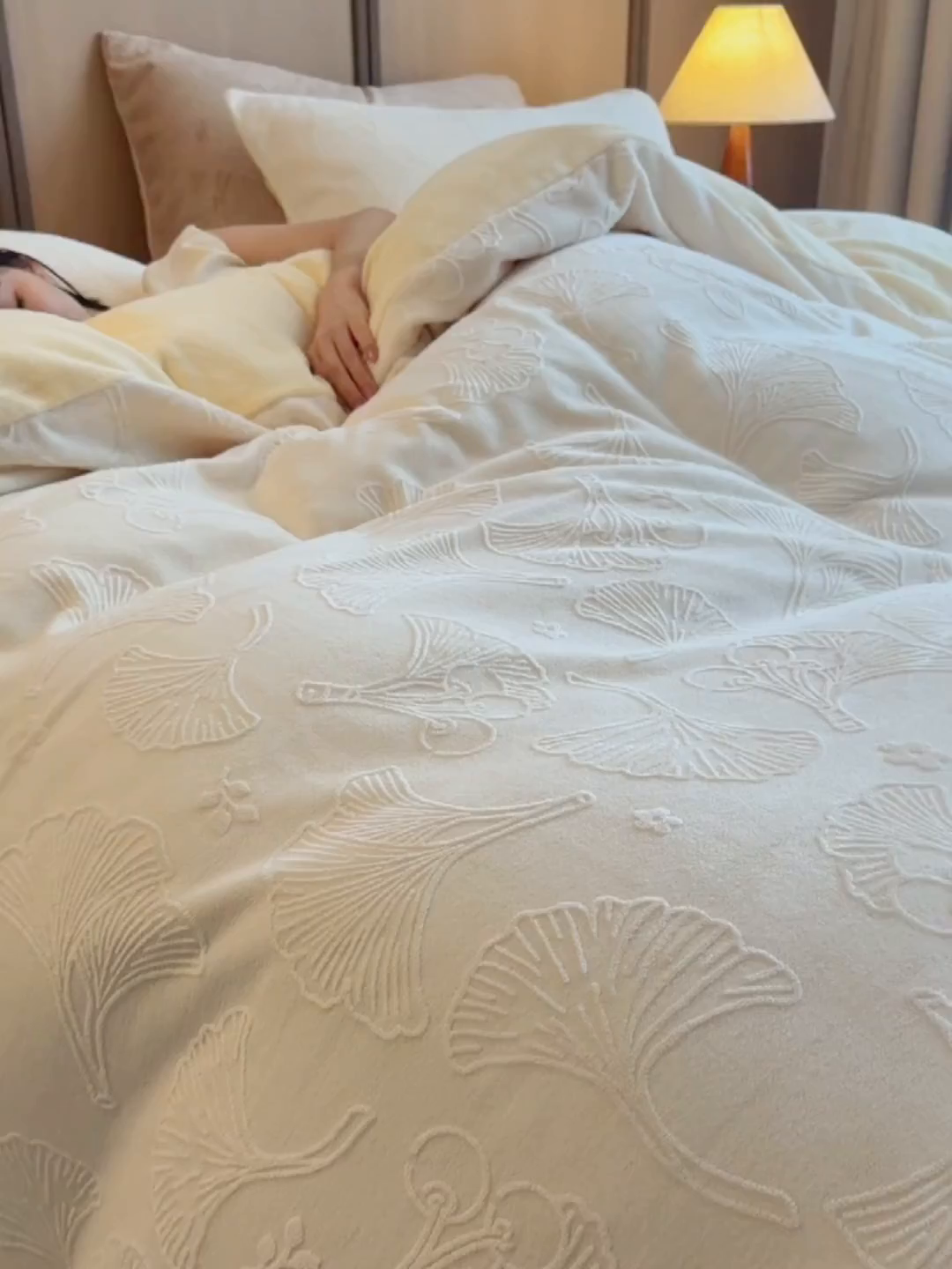 91家纺网 家纺一手货源 找家纺 眠博士 2025新款浮雕款烂花牛奶绒加厚保暖莱伊和赛纳四件套 浮雕款-赛纳奶白