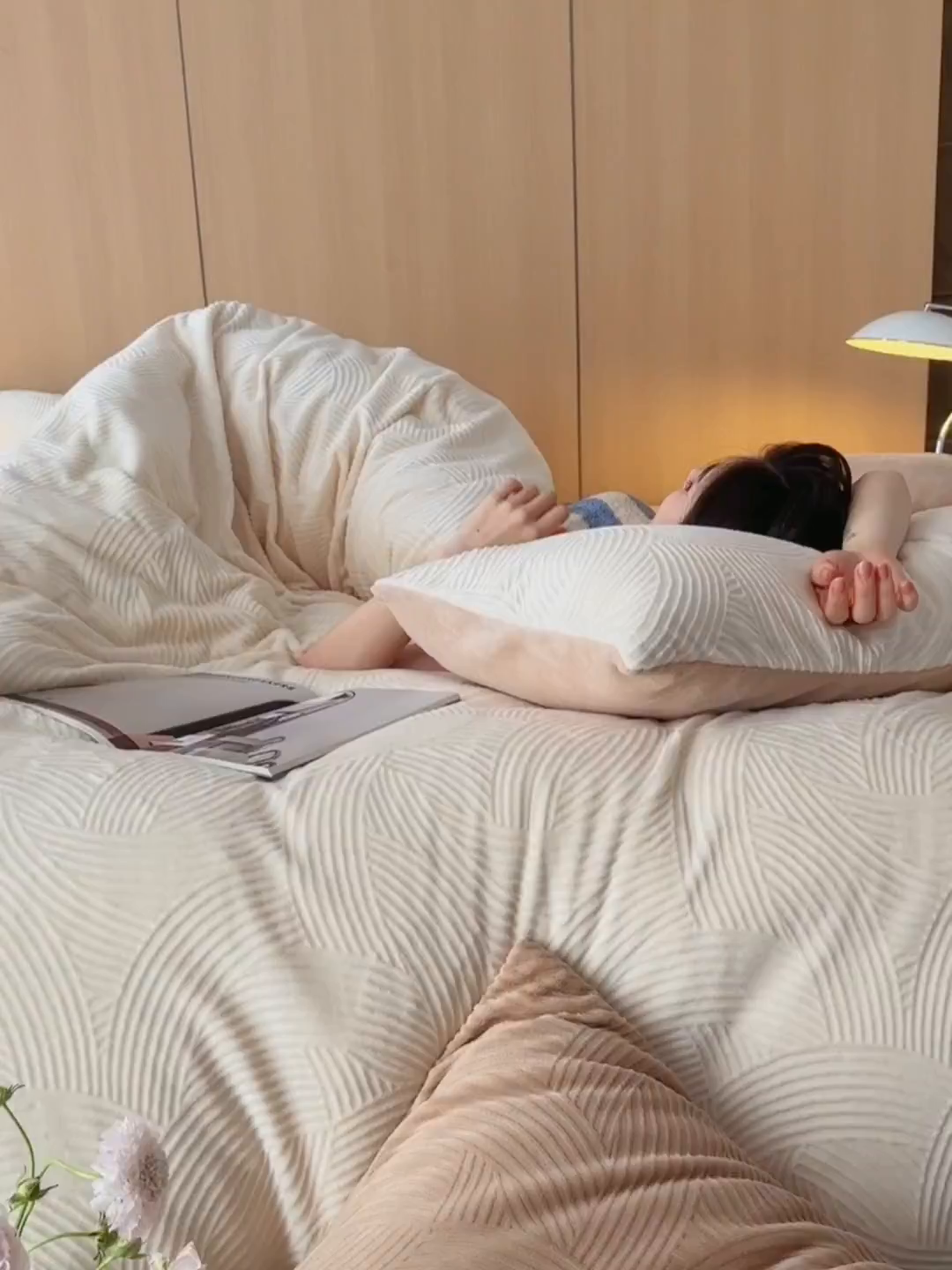 91家纺网 家纺一手货源 找家纺 眠博士 2025新款浮雕款烂花牛奶绒加厚保暖莱伊和赛纳四件套 浮雕款-莱伊奶白+咖