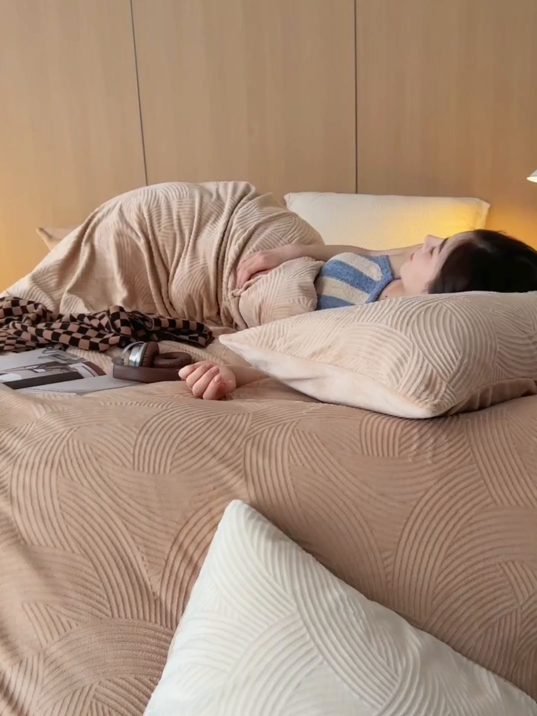 91家纺网 家纺一手货源 找家纺 （总）眠博士 2025新款浮雕款烂花牛奶绒加厚保暖莱伊和赛纳四件套