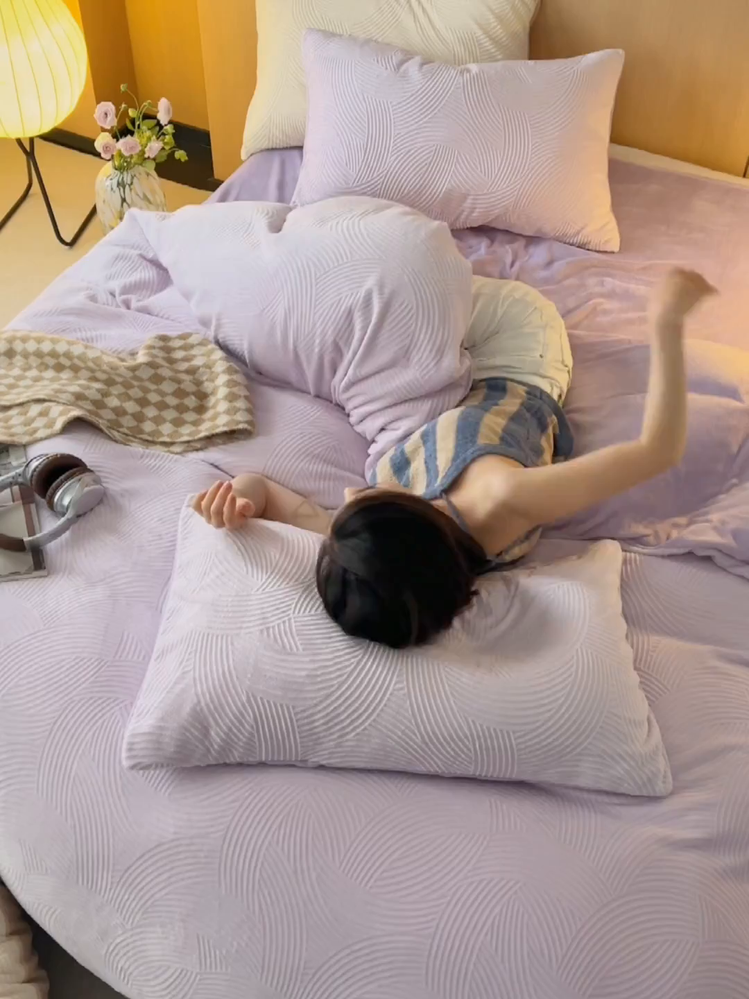 91家纺网 家纺一手货源 找家纺 眠博士 2025新款浮雕款烂花牛奶绒加厚保暖莱伊和赛纳四件套 浮雕款-莱伊魅紫