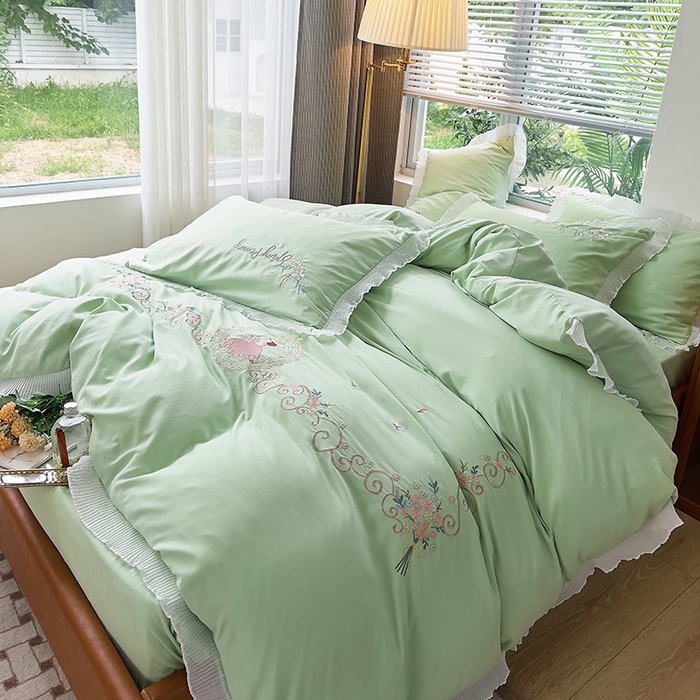 91家纺网 家纺一手货源 找家纺 青泽家纺 2025新款母婴级ins风韩版绣花荷叶边水洗棉磨毛四件套 安娜公主绿