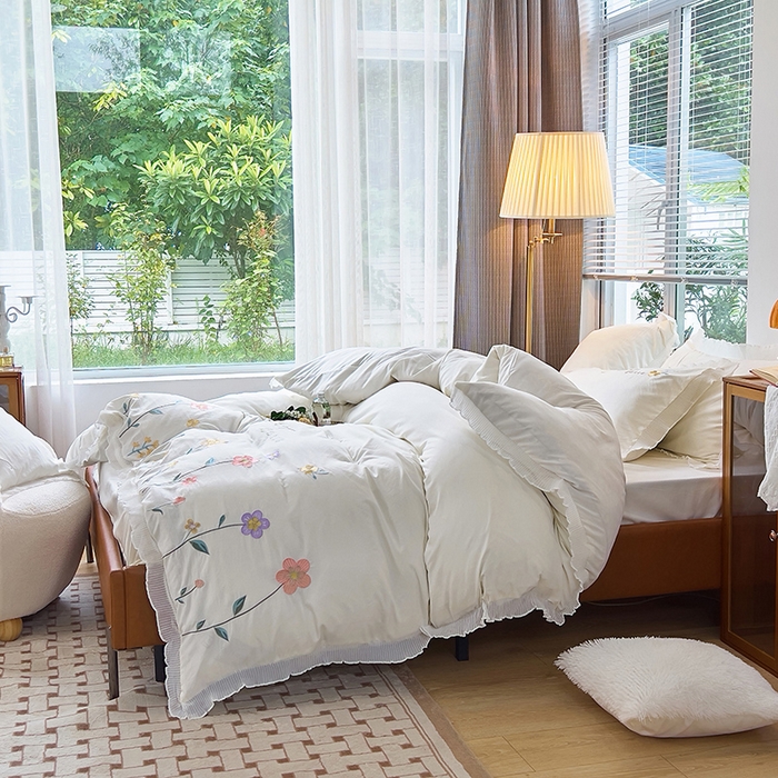 91家纺网 家纺一手货源 找家纺 青泽家纺 2025新款母婴级ins风韩版绣花荷叶边水洗棉磨毛四件套 缤纷花园白