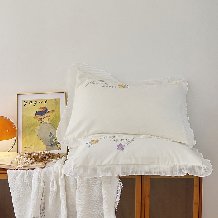 91家纺网 家纺一手货源 找家纺 青泽家纺 2025新款母婴级ins风韩版绣花荷叶边水洗棉磨毛四件套 缤纷花园白