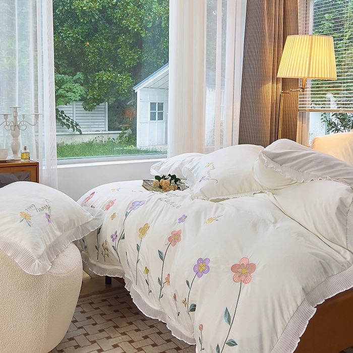 91家纺网 家纺一手货源 找家纺 青泽家纺 2025新款母婴级ins风韩版绣花荷叶边水洗棉磨毛四件套 缤纷花园白