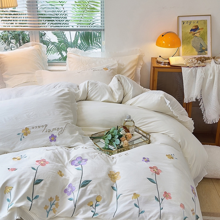 91家纺网 家纺一手货源 找家纺 青泽家纺 2025新款母婴级ins风韩版绣花荷叶边水洗棉磨毛四件套 缤纷花园白