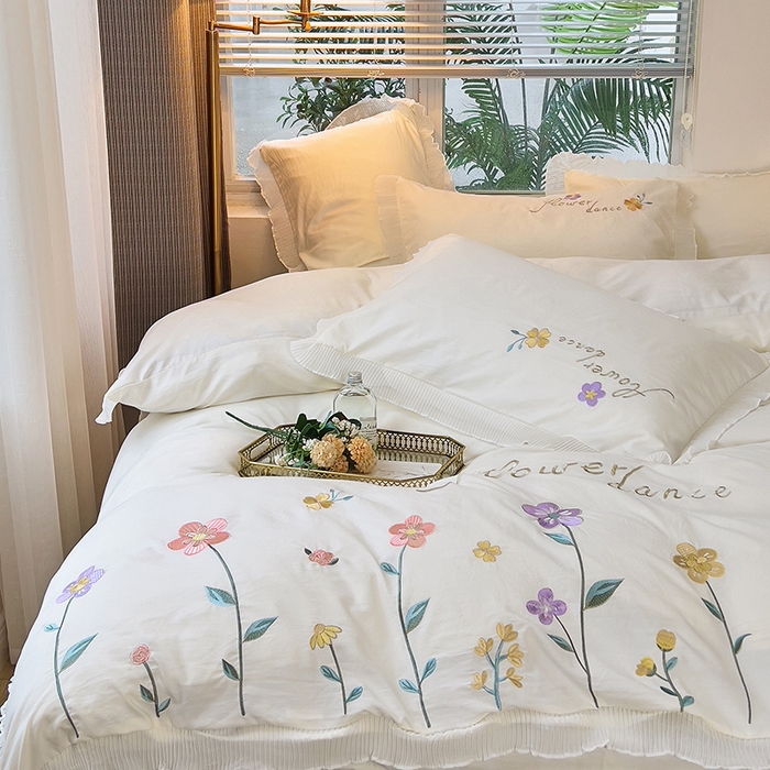 91家纺网 家纺一手货源 找家纺 青泽家纺 2025新款母婴级ins风韩版绣花荷叶边水洗棉磨毛四件套 缤纷花园白