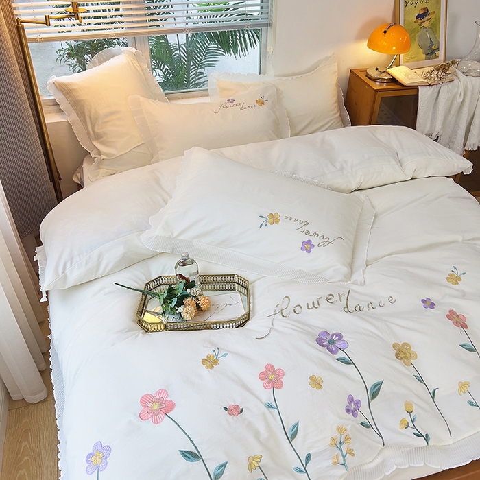 91家纺网 家纺一手货源 找家纺 青泽家纺 2025新款母婴级ins风韩版绣花荷叶边水洗棉磨毛四件套 缤纷花园白