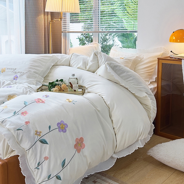 91家纺网 家纺一手货源 找家纺 青泽家纺 2025新款母婴级ins风韩版绣花荷叶边水洗棉磨毛四件套 缤纷花园白