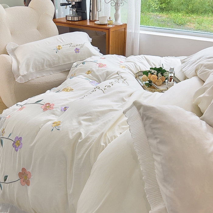 91家纺网 家纺一手货源 找家纺 青泽家纺 2025新款母婴级ins风韩版绣花荷叶边水洗棉磨毛四件套 缤纷花园白