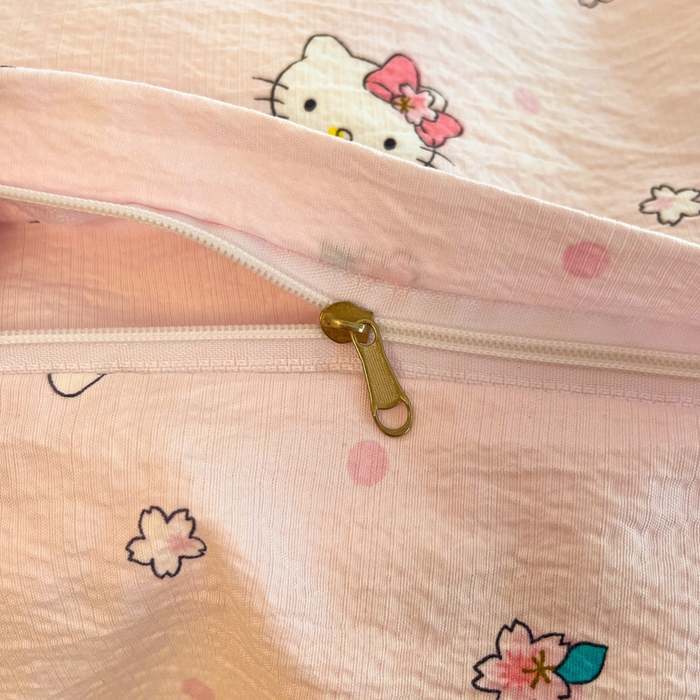 91家纺网 家纺一手货源 找家纺 海岛哥哥 2025新款高克重（110克）云感提花皱皱纱正版三丽鸥四件套系列 粉樱凯蒂