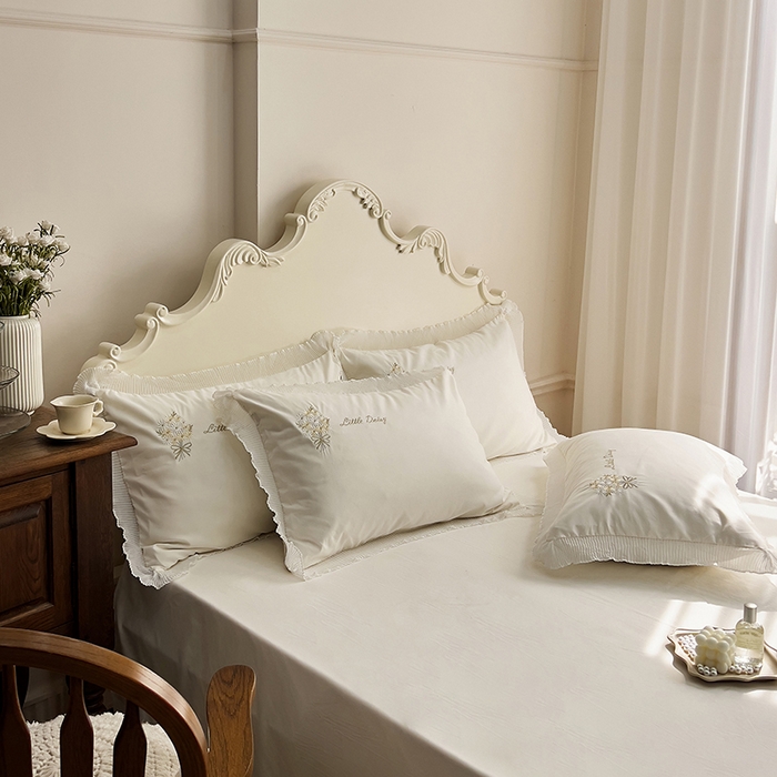 91家纺网 家纺一手货源 找家纺 青泽家纺 2025新款母婴级ins风韩版绣花荷叶边水洗棉磨毛四件套 手捧花白色