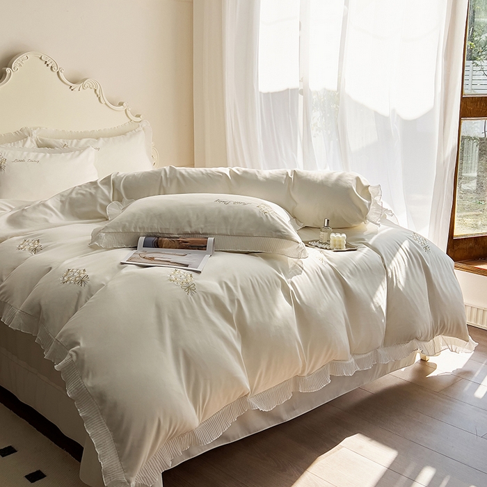 91家纺网 家纺一手货源 找家纺 青泽家纺 2025新款母婴级ins风韩版绣花荷叶边水洗棉磨毛四件套 手捧花白色