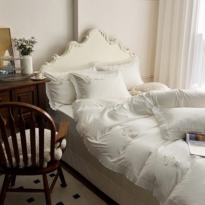 91家纺网 家纺一手货源 找家纺 青泽家纺 2025新款母婴级ins风韩版绣花荷叶边水洗棉磨毛四件套 手捧花白色