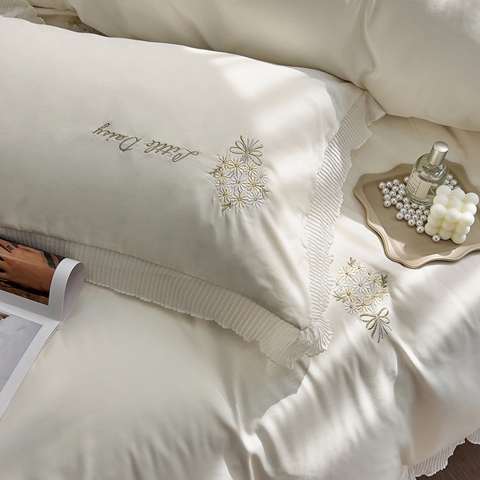 91家纺网 家纺一手货源 找家纺 青泽家纺 2025新款母婴级ins风韩版绣花荷叶边水洗棉磨毛四件套 手捧花白色