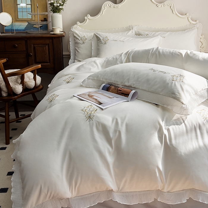 91家纺网 家纺一手货源 找家纺 青泽家纺 2025新款母婴级ins风韩版绣花荷叶边水洗棉磨毛四件套 手捧花白色