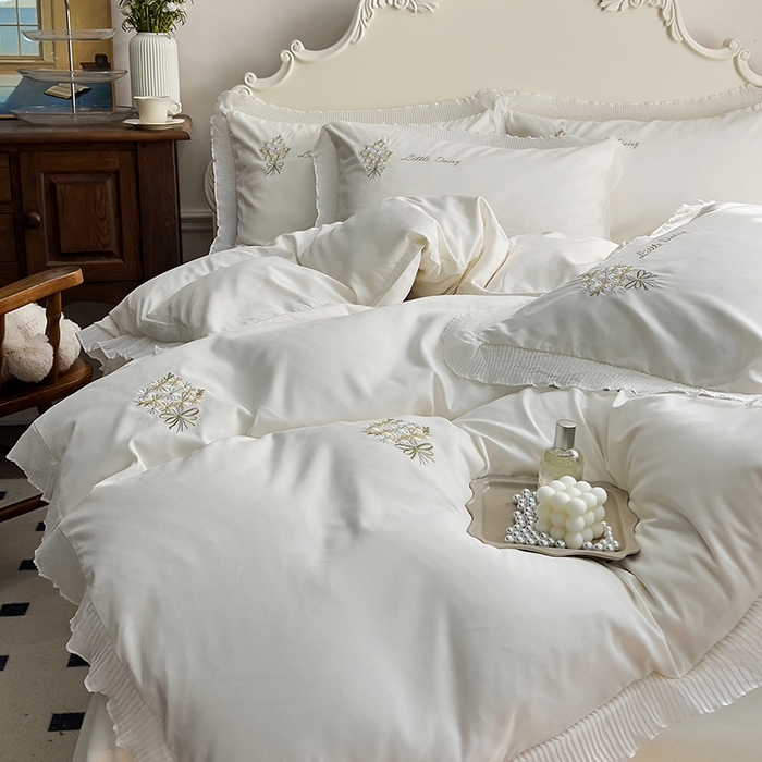 91家纺网 家纺一手货源 找家纺 青泽家纺 2025新款母婴级ins风韩版绣花荷叶边水洗棉磨毛四件套 手捧花白色