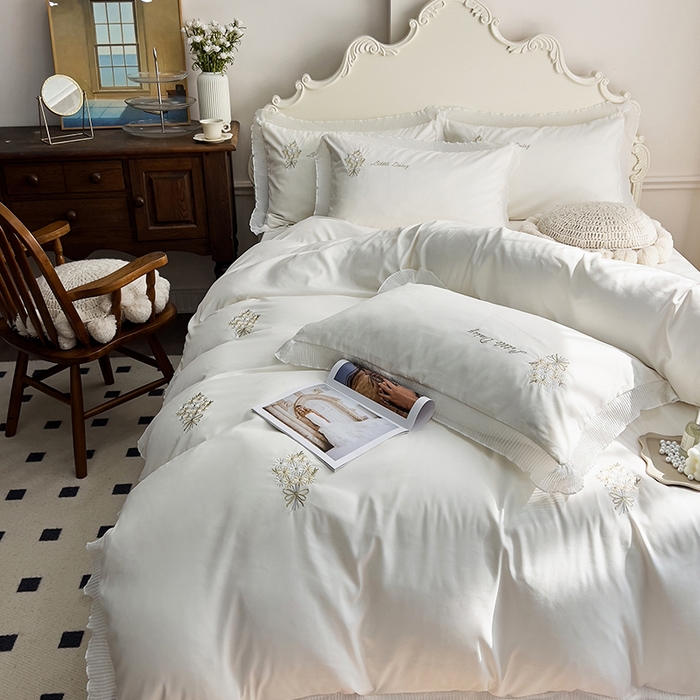 91家纺网 家纺一手货源 找家纺 青泽家纺 2025新款母婴级ins风韩版绣花荷叶边水洗棉磨毛四件套 手捧花白色