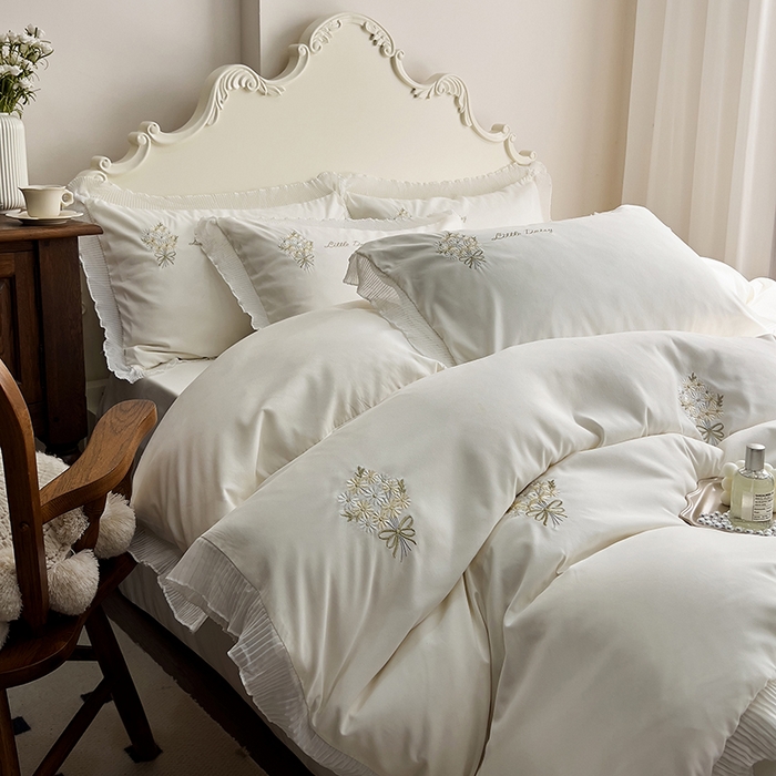 91家纺网 家纺一手货源 找家纺 青泽家纺 2025新款母婴级ins风韩版绣花荷叶边水洗棉磨毛四件套 手捧花白色