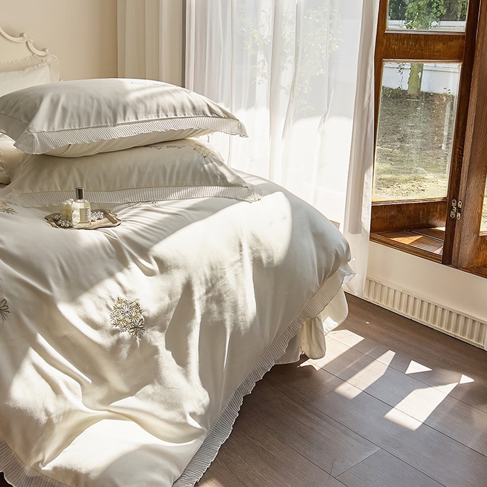 91家纺网 家纺一手货源 找家纺 青泽家纺 2025新款母婴级ins风韩版绣花荷叶边水洗棉磨毛四件套 手捧花白色