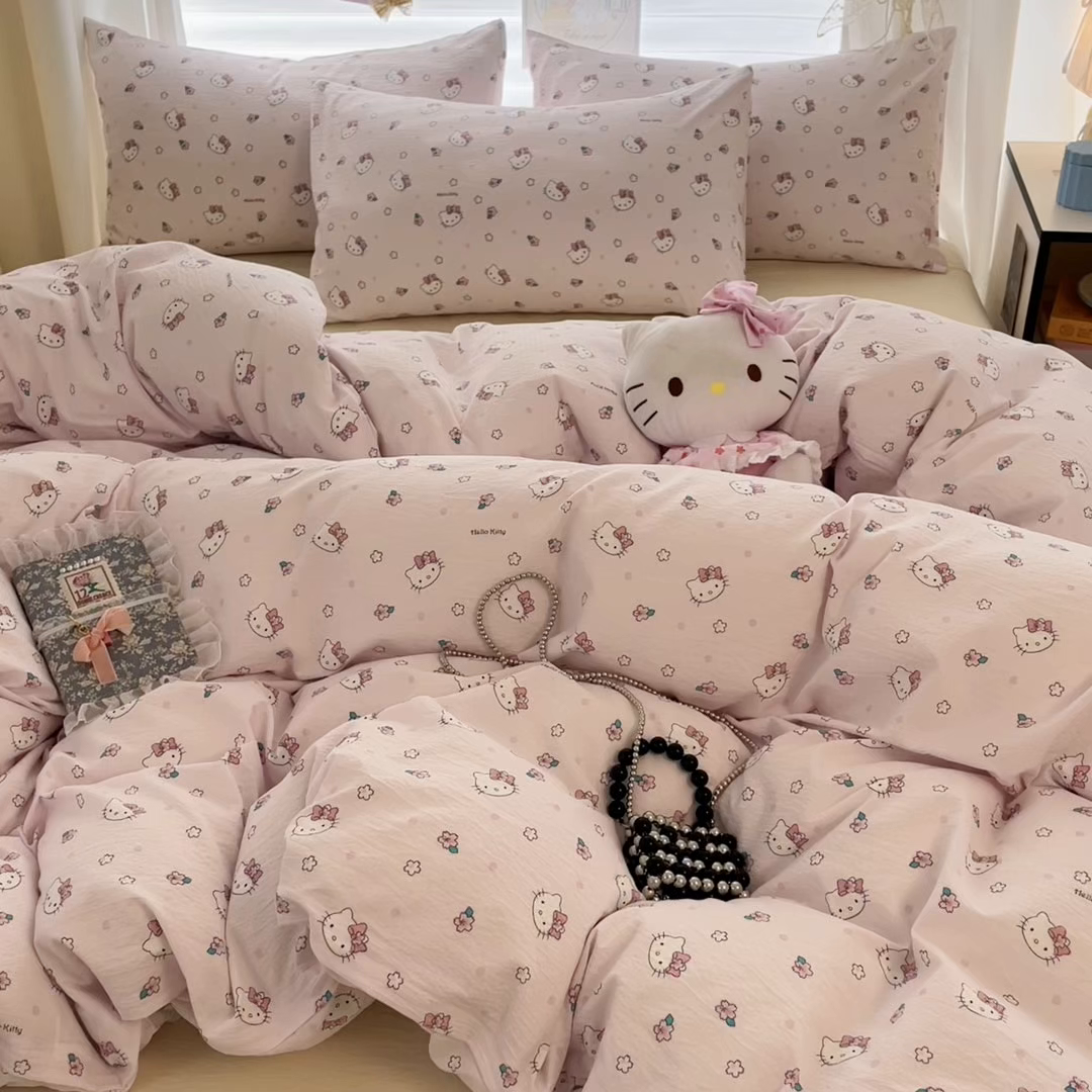 91家纺网 家纺一手货源 找家纺 海岛哥哥 2025新款高克重（110克）云感提花皱皱纱正版三丽鸥四件套系列 粉樱凯蒂