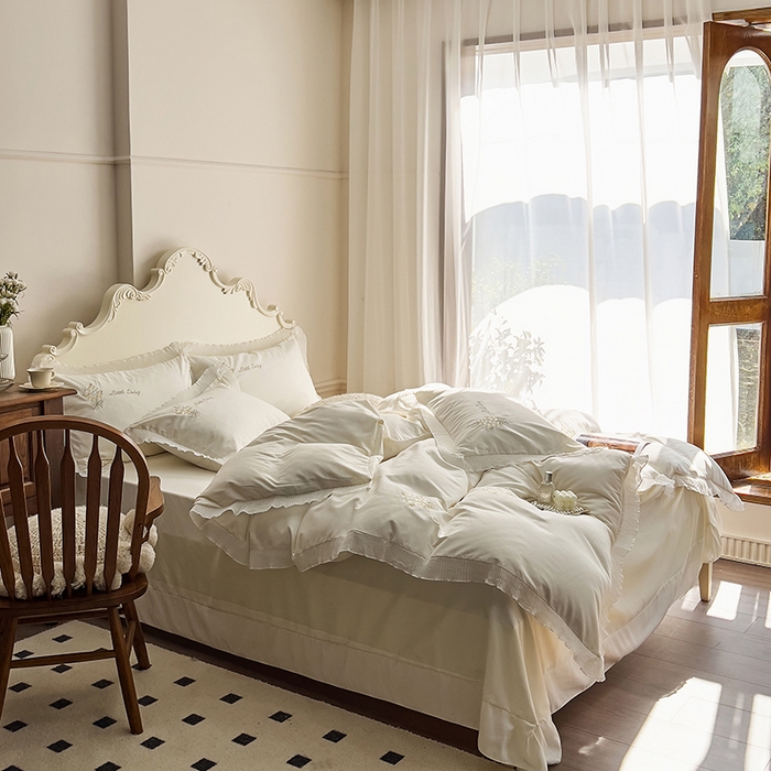 91家纺网 家纺一手货源 找家纺 青泽家纺 2025新款母婴级ins风韩版绣花荷叶边水洗棉磨毛四件套 手捧花白色