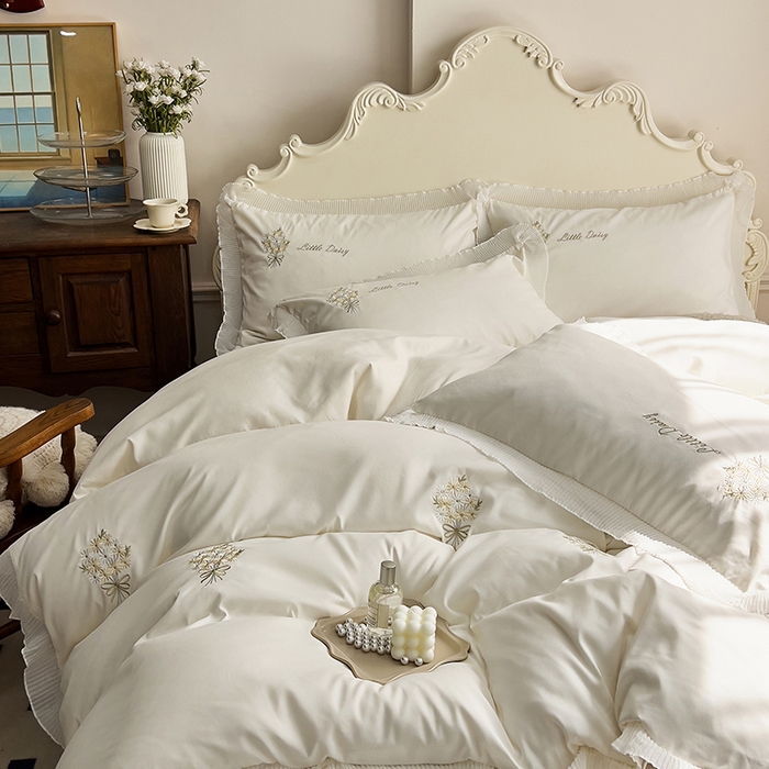 91家纺网 家纺一手货源 找家纺 青泽家纺 2025新款母婴级ins风韩版绣花荷叶边水洗棉磨毛四件套 手捧花白色