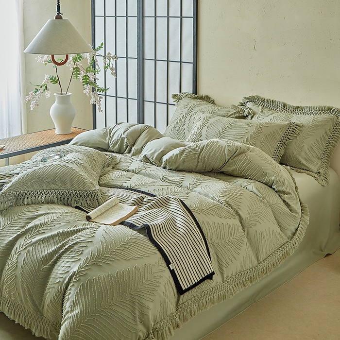 91家纺网 家纺一手货源 找家纺 缘生活 2025新款剪花针叶流苏四件套四季款 民宿首选 剪花针叶旧绿+流苏