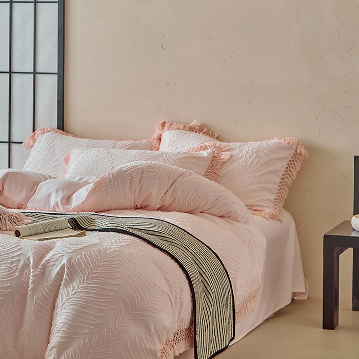 91家纺网 家纺一手货源 找家纺 缘生活 2025新款剪花针叶流苏四件套四季款 民宿首选 剪花针叶浅粉+流苏