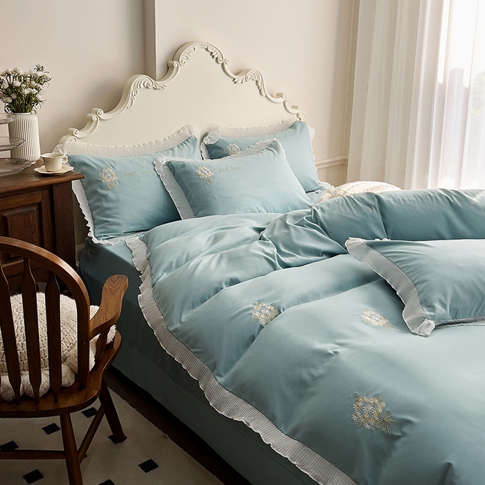 91家纺网 家纺一手货源 找家纺 青泽家纺 2025新款母婴级ins风韩版绣花荷叶边水洗棉磨毛四件套 手捧花蓝