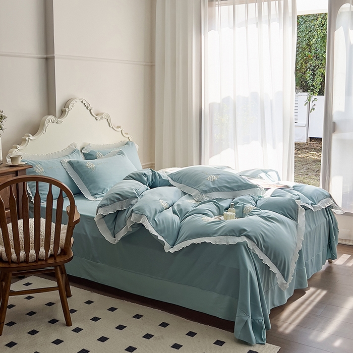 91家纺网 家纺一手货源 找家纺 青泽家纺 2025新款母婴级ins风韩版绣花荷叶边水洗棉磨毛四件套 手捧花蓝