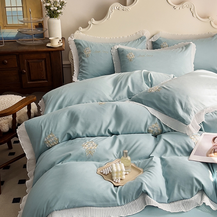 91家纺网 家纺一手货源 找家纺 青泽家纺 2025新款母婴级ins风韩版绣花荷叶边水洗棉磨毛四件套 手捧花蓝