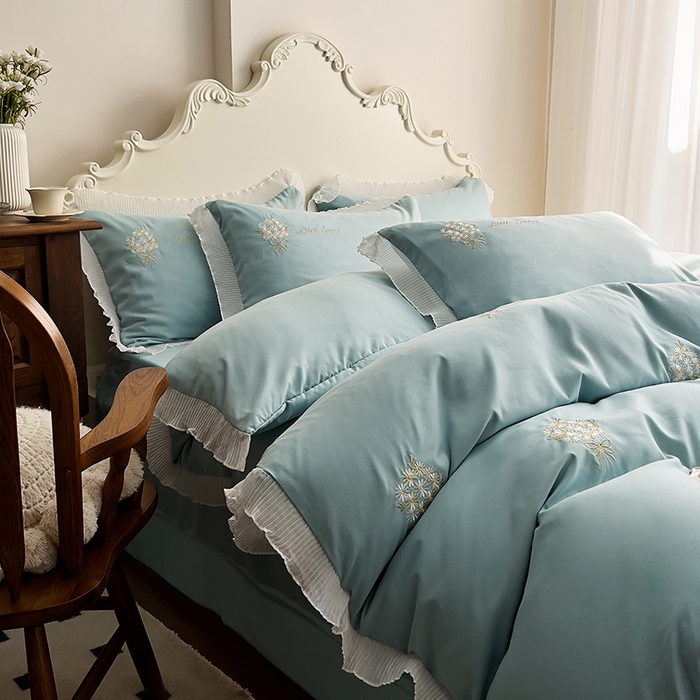 91家纺网 家纺一手货源 找家纺 青泽家纺 2025新款母婴级ins风韩版绣花荷叶边水洗棉磨毛四件套 手捧花蓝