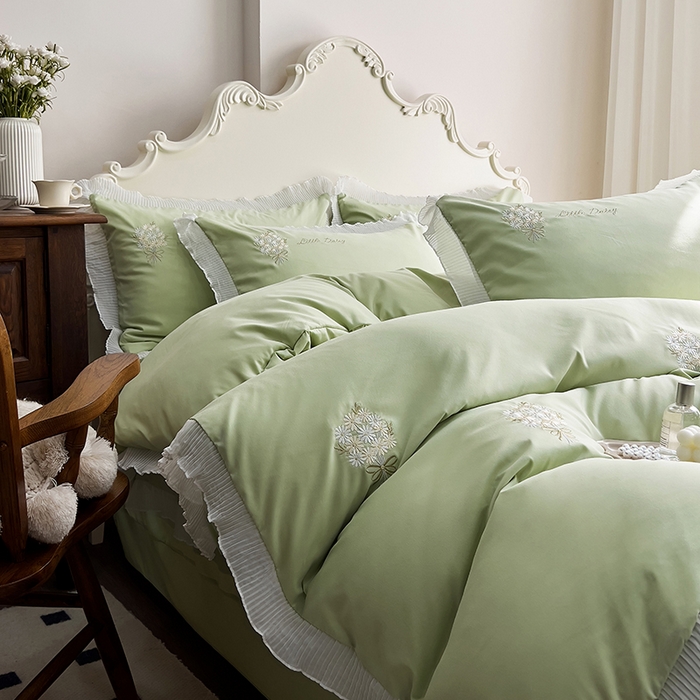 91家纺网 家纺一手货源 找家纺 青泽家纺 2025新款母婴级ins风韩版绣花荷叶边水洗棉磨毛四件套 手捧花绿