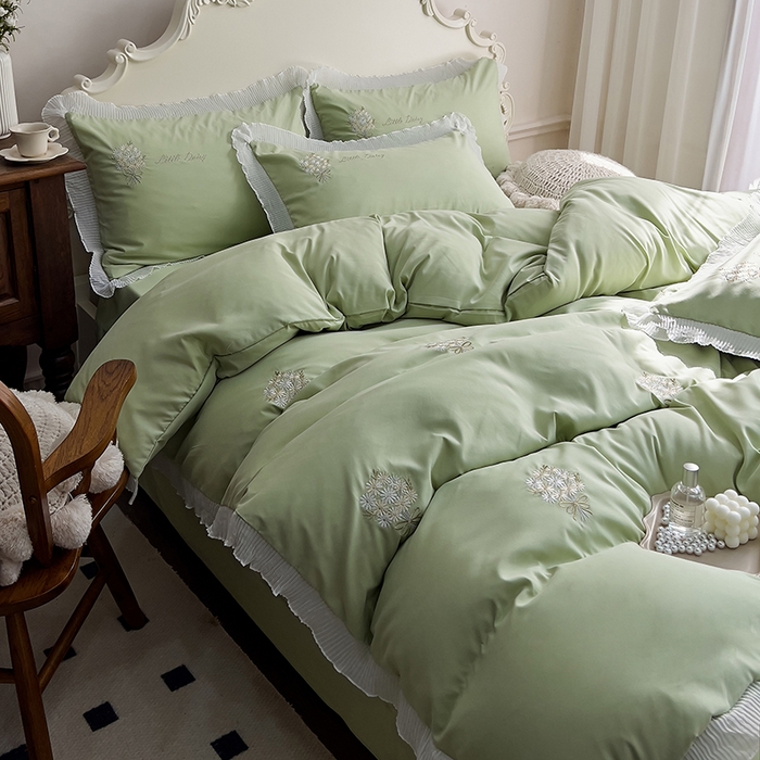 91家纺网 家纺一手货源 找家纺 青泽家纺 2025新款母婴级ins风韩版绣花荷叶边水洗棉磨毛四件套 手捧花绿