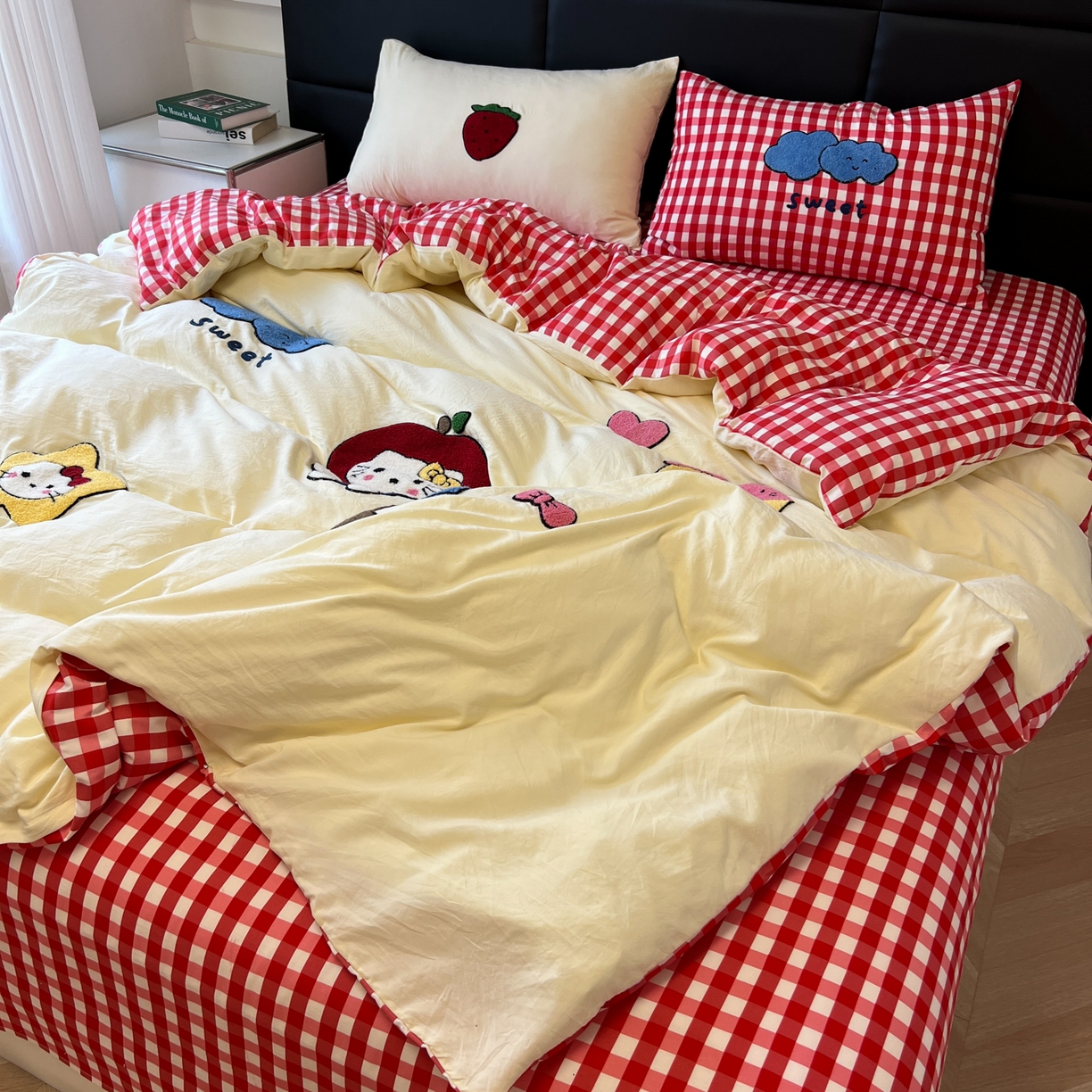 91家纺网 家纺一手货源 找家纺 盼季家纺 2025新款卡通水洗棉毛巾绣四件套 毛巾绣-红格KK猫