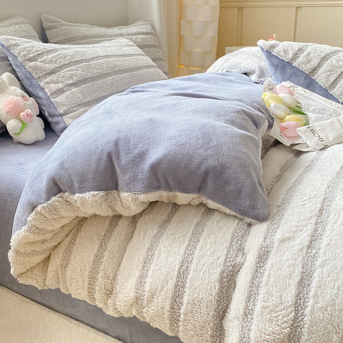 91家纺网 家纺一手货源 找家纺 摩妮卡 2025新款加厚兔兔绒牛奶绒四件套-洛丽塔系列 洛丽塔-蓝灰