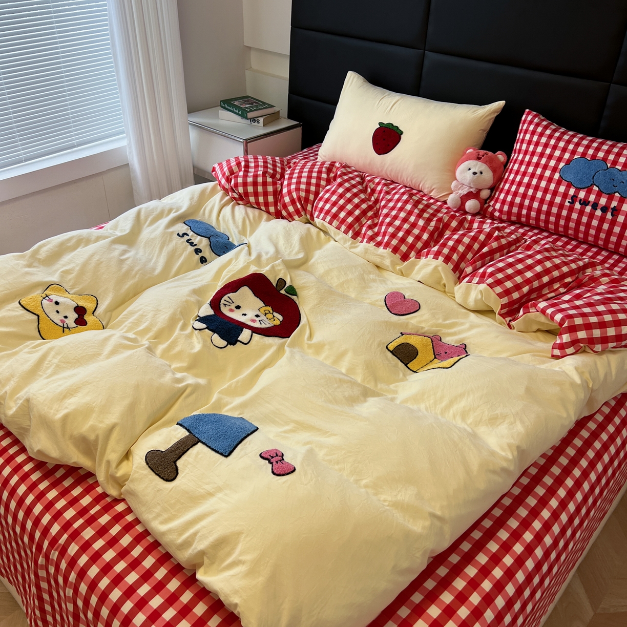 91家纺网 家纺一手货源 找家纺 盼季家纺 2025新款卡通水洗棉毛巾绣四件套 毛巾绣-红格KK猫