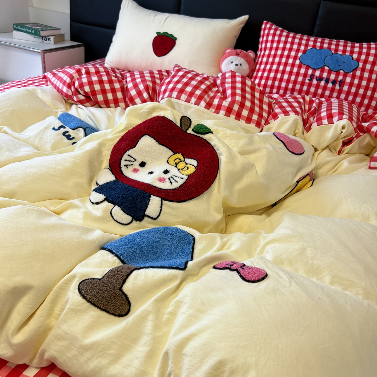 91家纺网 家纺一手货源 找家纺 盼季家纺 2025新款卡通水洗棉毛巾绣四件套 毛巾绣-红格KK猫