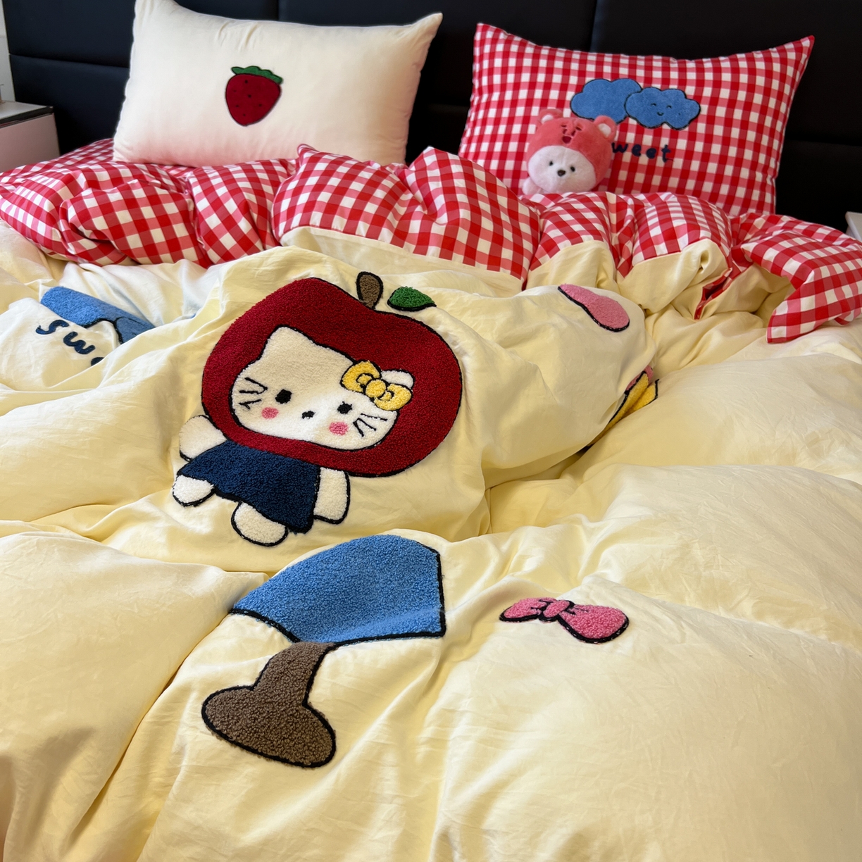 91家纺网 家纺一手货源 找家纺 盼季家纺 2025新款卡通水洗棉毛巾绣四件套 毛巾绣-红格KK猫